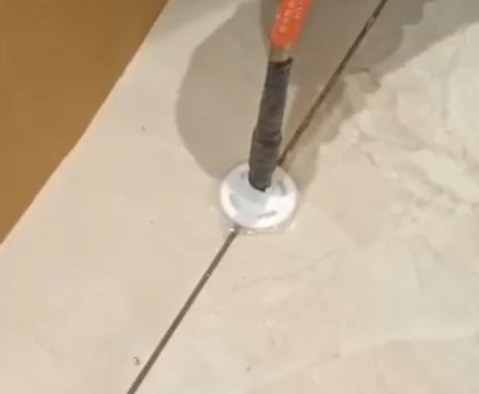 冠县瓷砖空鼓维修公司专业解答瓷砖在铺贴过程中，如果没有涂抹均匀到位的粘结材料（如水泥砂浆或瓷砖胶），可能会导致以下问题