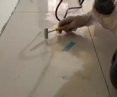 冠县瓷砖开裂维修公司专业分享瓷砖在铺贴前如果没有沥干水分，将会导致以下问题