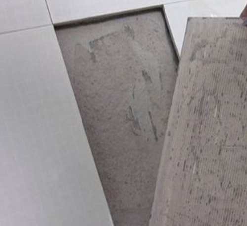 冠县瓷砖空鼓维修公司分享瓷砖铺贴时如果打浆（即涂抹在瓷砖背面和基层上的砂浆或瓷砖胶）过少，会带来以下问题